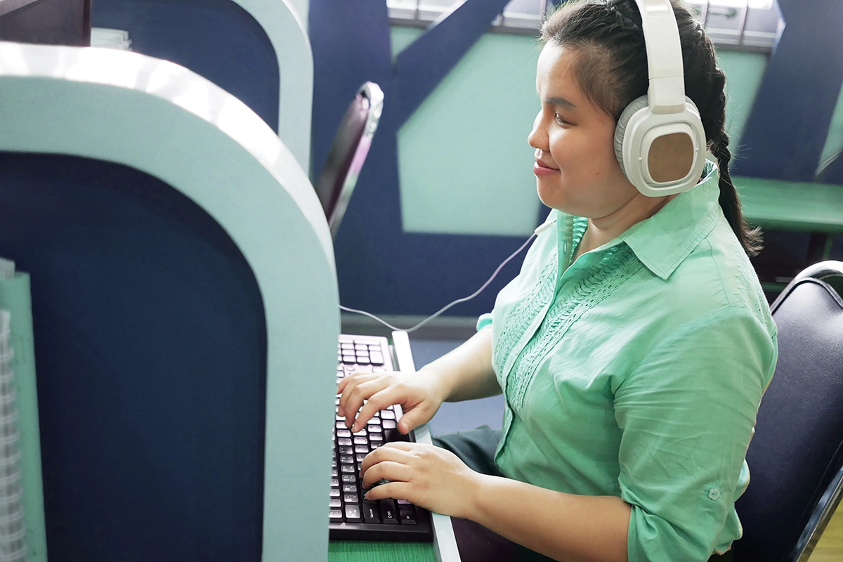 A student using TrainingWare with a braille display in a classroom setting